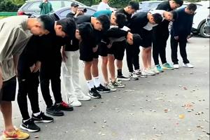 欧亿体育官网-王钰栋等浙江队球员来到俱乐部,鞠躬默哀悼念布彭扎️